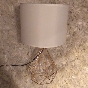 i’m am selling 2 gold lamps